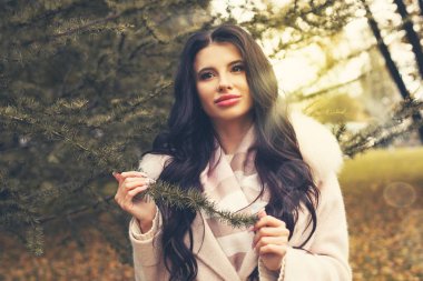 Romantik kadın açık havada. Güzel esmer kız portre