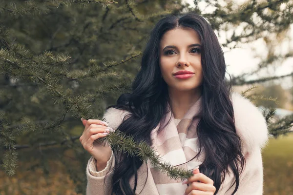 Mükemmel kadını açık havada. Güzel esmer kız portre