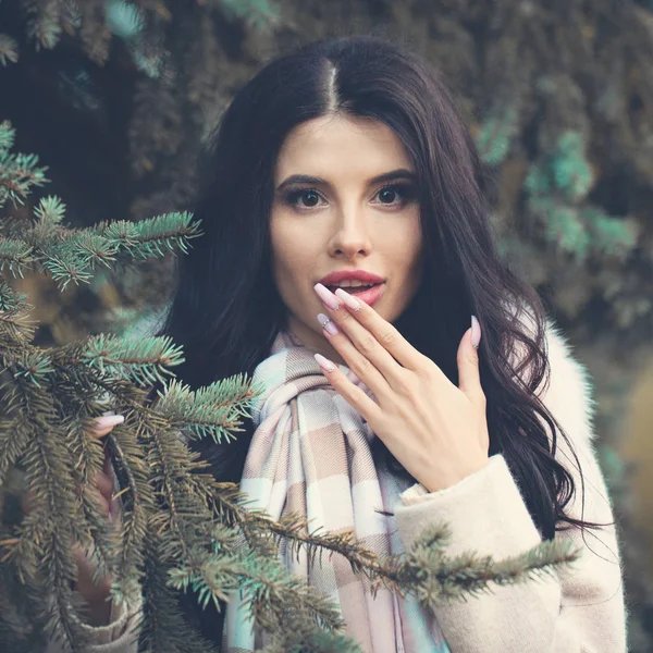 Açık ağız açık havada mükemmel sürpriz kadınla. Güzel esmer kız portre