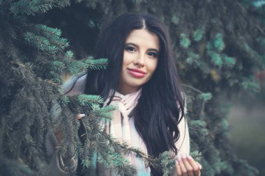 Kadın açık havada gülümseyerek. Güzel esmer kız portre