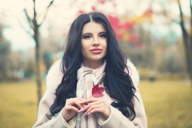 Romantik Sonbahar kadın açık havada. Sonbahar Park güzel kız