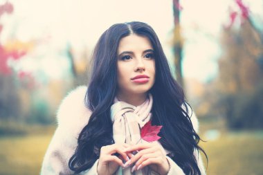 Genç kadın esmer açık havada, sonbahar portre