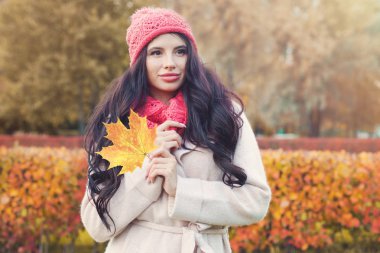 Sarı akçaağaç yaprağı açık havada sonbahar kadınla. Sonbahar Park güzel kız