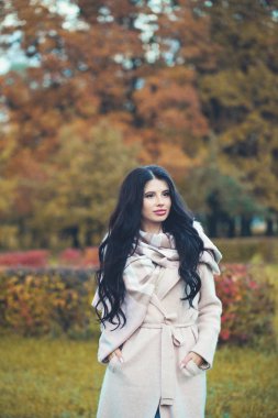 Çekici kadın moda modeli esmer sonbahar park arka plan üzerinde ceket