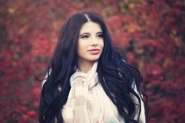 Sonbahar kadın açık havada. Güzel esmer kız sonbahar park