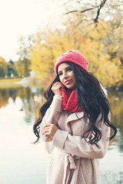 Sevimli sonbahar kadın moda modeli ile uzun sağlıklı açık havada, portre