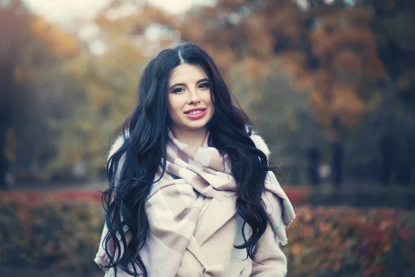 Lächeln Frau Mit Langen Welligen Haaren Freien Auf Herbst Blätter — Stockfoto