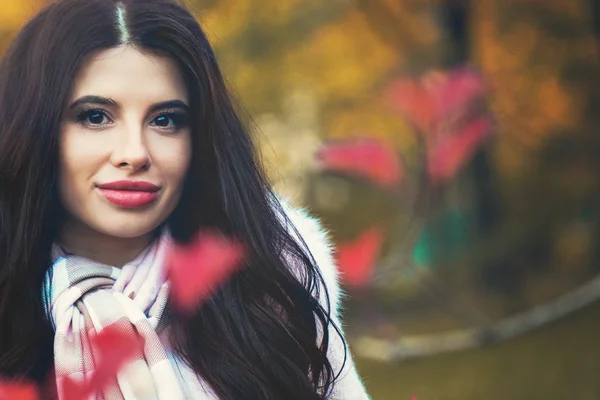 Mujer Morena Joven Parque Otoño Aire Libre Primer Plano Retrato —  Fotos de Stock