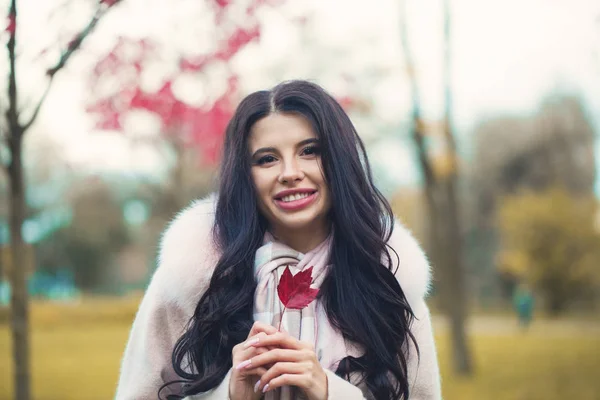 Schöne Herbstfrau Mit Langen Dunklen Haaren Die Lächelt Und Rotes — Stockfoto