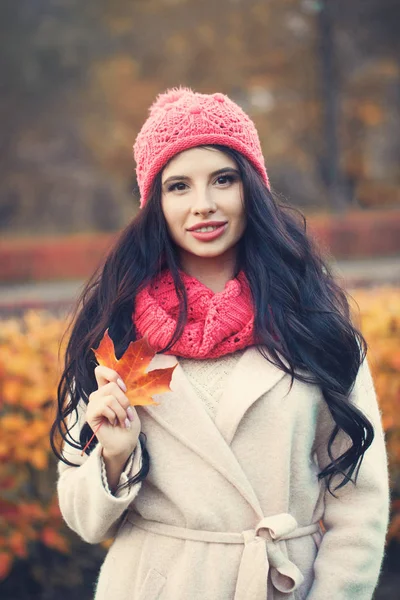 Glückliche Herbstfrau Mit Rosa Hut Freien — Stockfoto