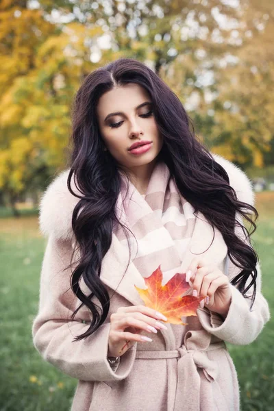 在秋季公园的户外可爱的黑发妇女与长卷曲的头发 — 图库照片