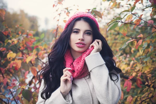 Schöne Herbstfrau Mit Langen Dunklen Haaren Die Ein Rotes Ahornblatt — Stockfoto