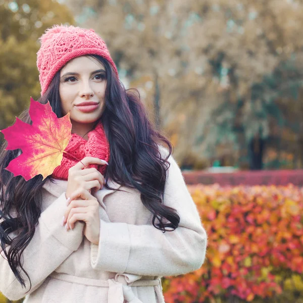秋季公园户外红枫叶完美女人的秋画像 — 图库照片