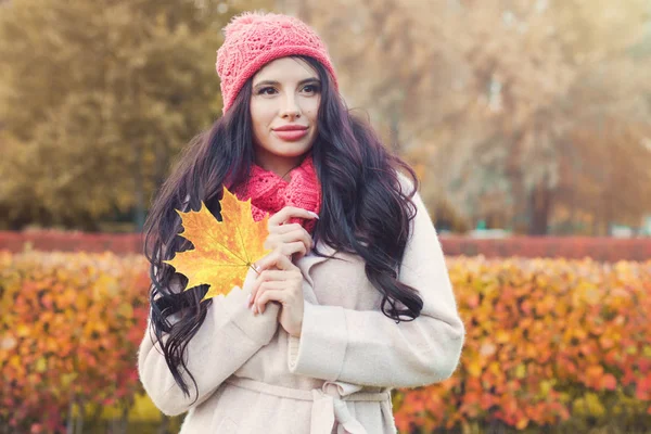 Sarı akçaağaç yaprağı açık havada sonbahar kadınla. Sonbahar Park güzel kız