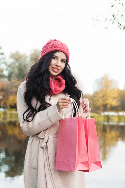 秋の女性ファッション モデル カラフルなショッピング バッグ 屋外の肖像画 — ストック写真