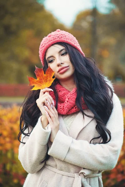 Lachende Vrouw Met Herfst Esdoornblad Buitenshuis Vallen Park Portret — Stockfoto