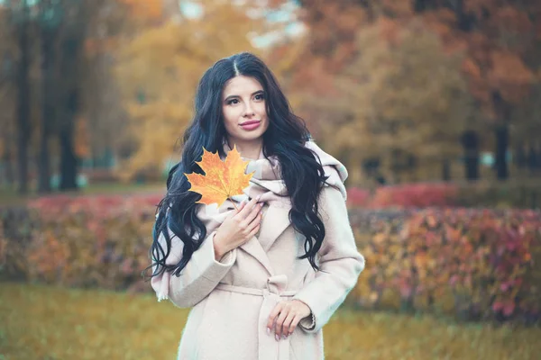 Sonbahar sonbaharda akçaağaç yaprağı açık havada Sonbahar Park kadınla