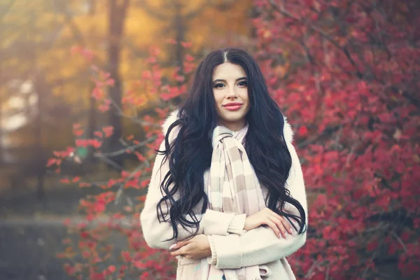 Schöne Frau Freien Herbst Park — Stockfoto