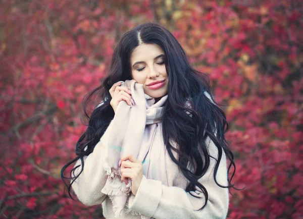 Herbst Frau Mit Langen Dunklen Haaren Auf Roten Herbstblättern Hintergrund — Stockfoto