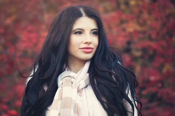 Açık havada uzun dalgalı saçlı esmer güzel sonbahar kadın modeli