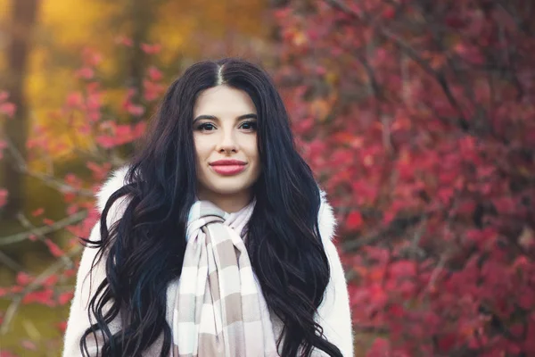 Sonbahar Sonbahar Park açık havada uzun sağlıklı saçlı neşeli kadın portresi