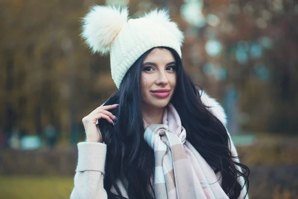 Linda Mujer Otoño Sombrero Blanco Aire Libre Hermosa Chica Parque —  Fotos de Stock