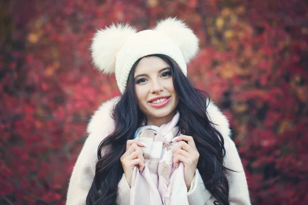 秋の公園で笑顔の女性 白い帽子屋外で秋のブルネットの女性 — ストック写真