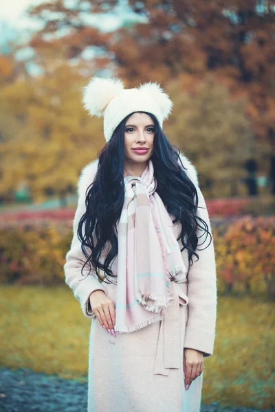 Herfst Vrouw Brunette Buiten Het Dragen Van Jas Muts Sjaal — Stockfoto