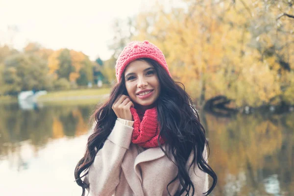 Mutlu sonbahar kadının üstüne düşmek park arka plan açık havada