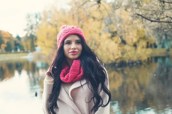 Romantische Vrouw Buiten Herfst Park — Stockfoto