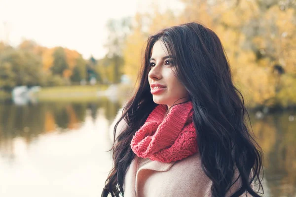 Çekici sonbahar kadının üstüne düşmek park arka plan açık havada