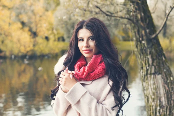 Herfst Portret Van Mooie Jongedame Vallen Park — Stockfoto