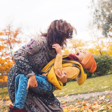 Anne ve oğul birlikte. Anne ve oğlu Sonbahar Park açık