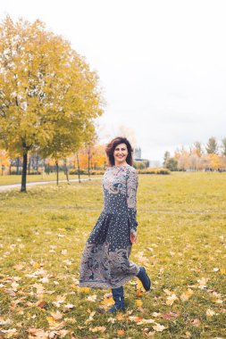 Romantik sonbahar park açık havada eğleniyor içinde mutlu kadın