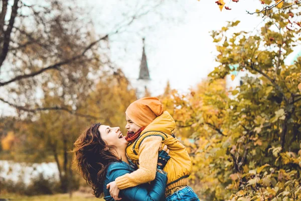 Schöne Mutter Hält Ihren Behinderten Sohn Park — Stockfoto