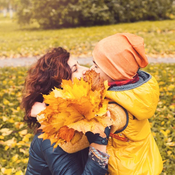 Madre Figlio Ritratto Autunnale — Foto Stock