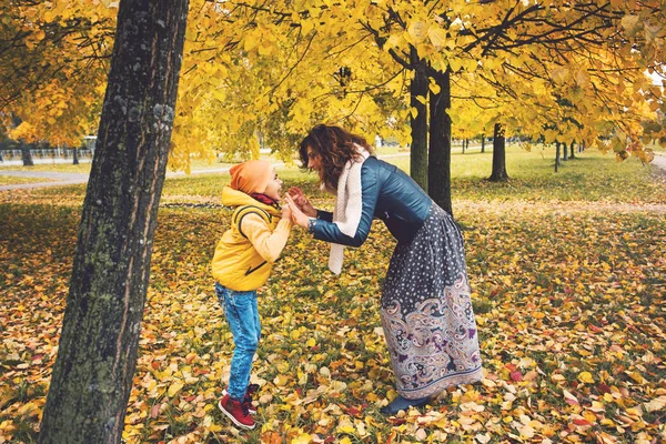 Alegre Madre Con Hijo Niño Jugando Abrazándose Parque Otoño — Foto de Stock