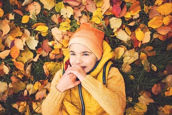Przystojny Chłopiec Dziecko Jesienny Park Zewnątrz Portret — Zdjęcie stockowe