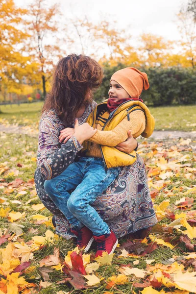 Madre Hijo Parque Otoño Aire Libre Mamá Hijo Juntos — Foto de Stock