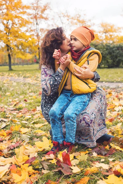 Familia Feliz Aire Libre Madre Hijo Abrazándose Parque — Foto de Stock