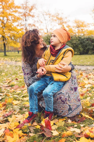 Niño Con Madre Aire Libre Fondo Otoño — Foto de Stock