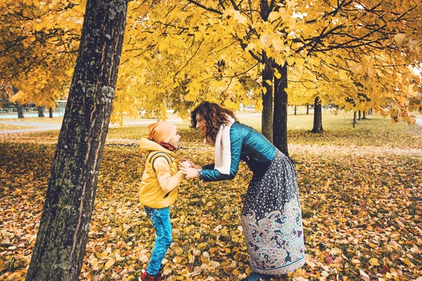 Mãe Feliz Filho Menino Brincando Livre Parque Outono — Fotografia de Stock