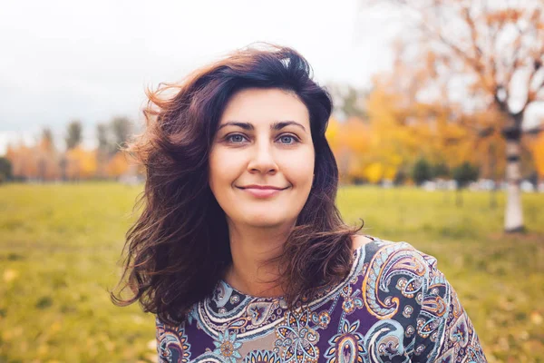 Herfst Portret Van Gelukkige Vrouw Vallen Park Buitenshuis — Stockfoto