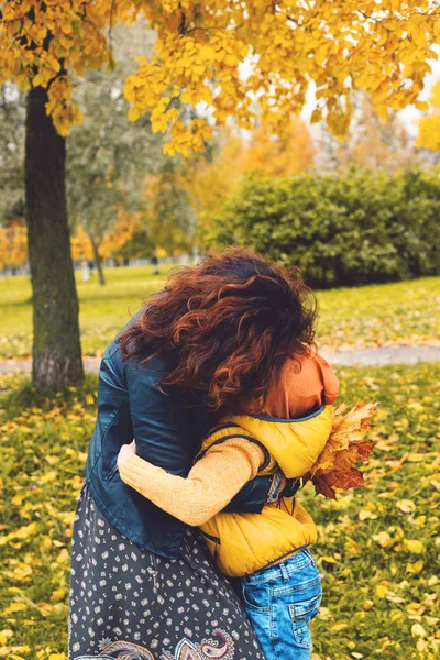 Madre Figlio Che Abbracciano Nel Parco Autunnale All Aperto Espressioni — Foto Stock