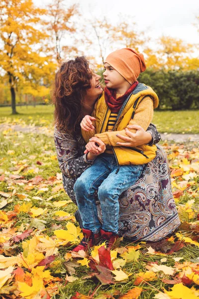 Madre Lindo Hijo Niño Jugando Juntos Abrazándose Parque Otoño — Foto de Stock
