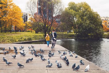 Anne ve oğlu dışarıda eğleniyor. Anne ve çocuk birlikte.