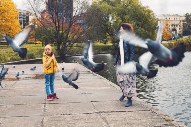 Mutlu anne oğlunu açık yürüyüş