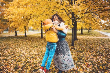 Anne ve çocuk birlikte. Aile açık havada eğleniyor