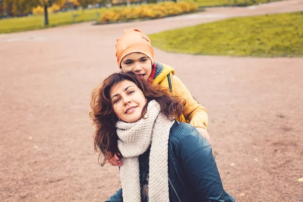 Linda Madre Hijo Niño Jugando Aire Libre — Foto de Stock