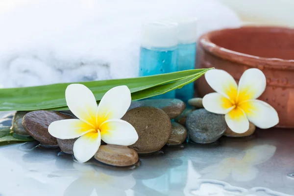 Tubo Com Óleo Para Corpo Com Flores Tropicais Toalha Cuidado — Fotografia de Stock